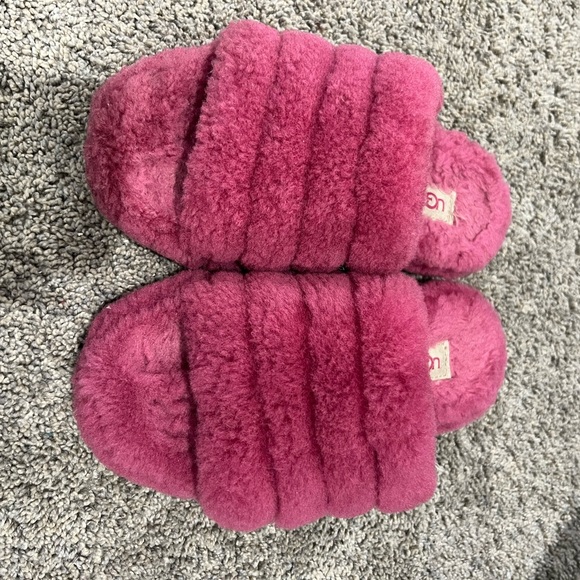 Very cute and comfy ugg slippers - Picture 2 of 4